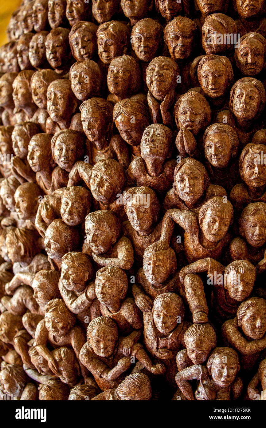 In legno intagliato opere con facce, artista sconosciuto, l'intaglio del legno, Ubud, Bali, Indonesia, Asia Foto Stock