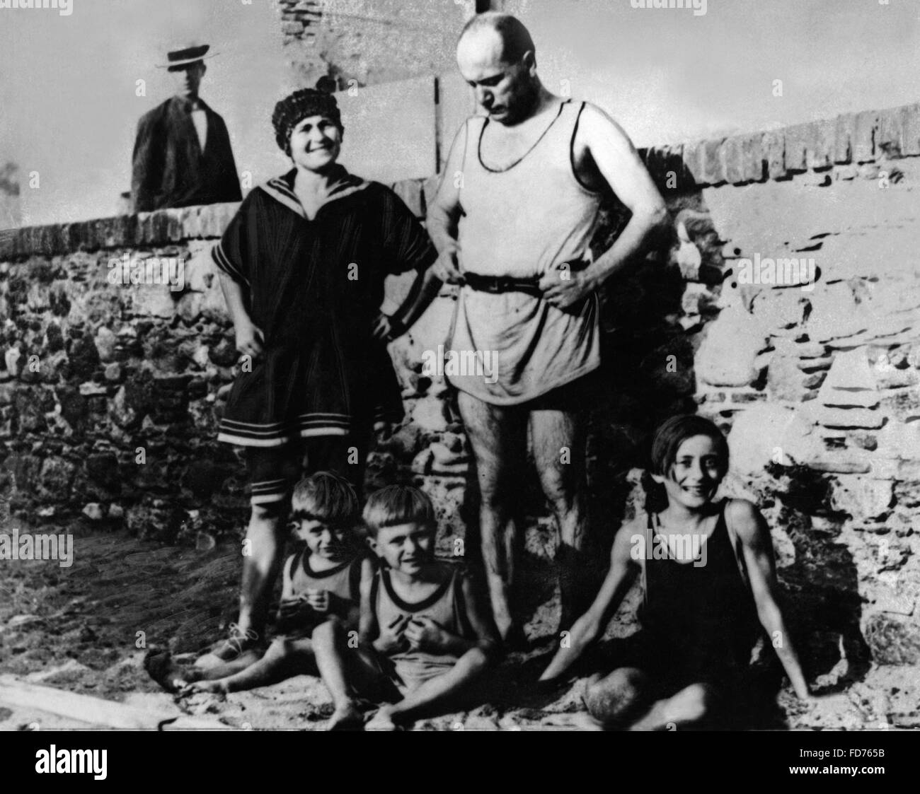 Benito Mussolini con la sua famiglia in Ostia Foto Stock