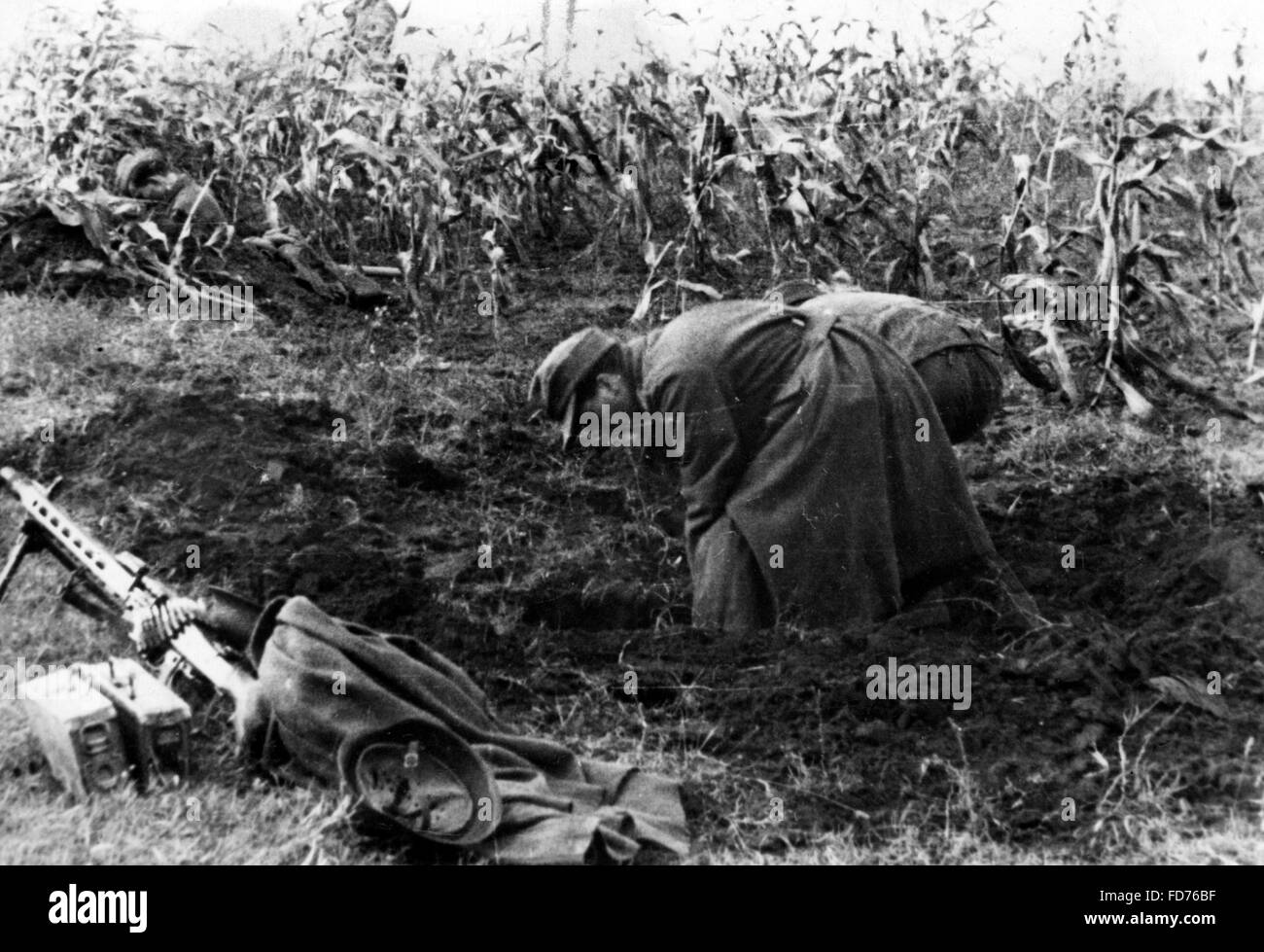 Il tedesco mitraglieri facendo una posizione in Ungheria, 1944 Foto Stock