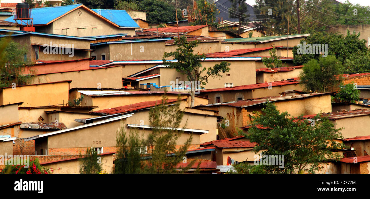 Case locali sul pendio di una collina a Kigali, Ruanda Foto Stock