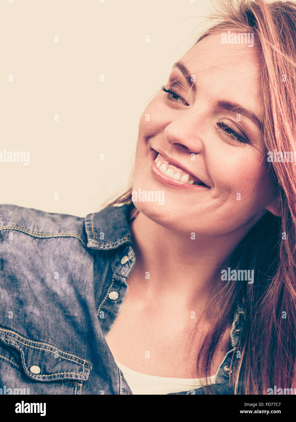 La felicità e la gioia. Sorridente ragazza positiva ritratto. Incantevole donna allegra indossando di moda elegante jeans denim vestiti. Il filtro Foto Stock