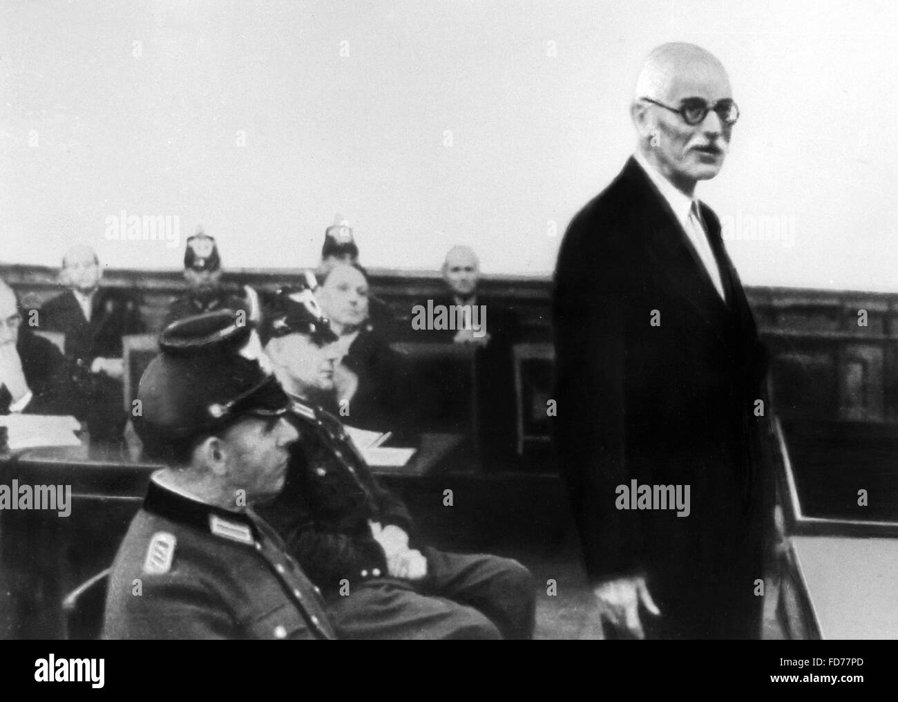 Friedrich Werner von der Schulenburg davanti al tribunale del popolo di Berlino, 1944 Foto Stock