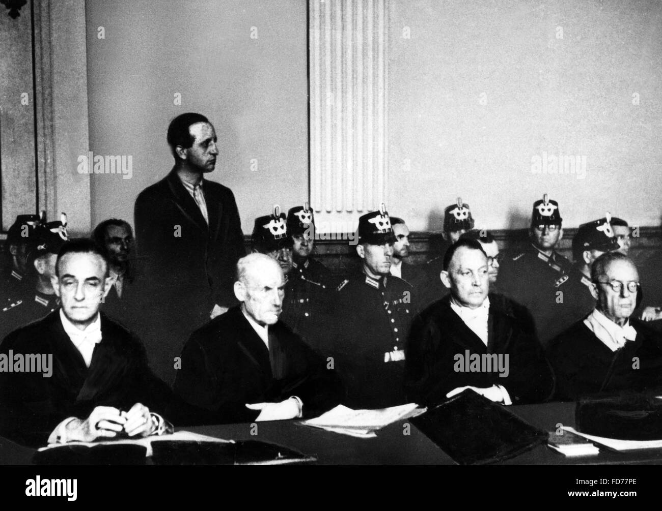 Fritz-Dietlof von der Schulenburg davanti al tribunale del popolo di Berlino, 1944 Foto Stock