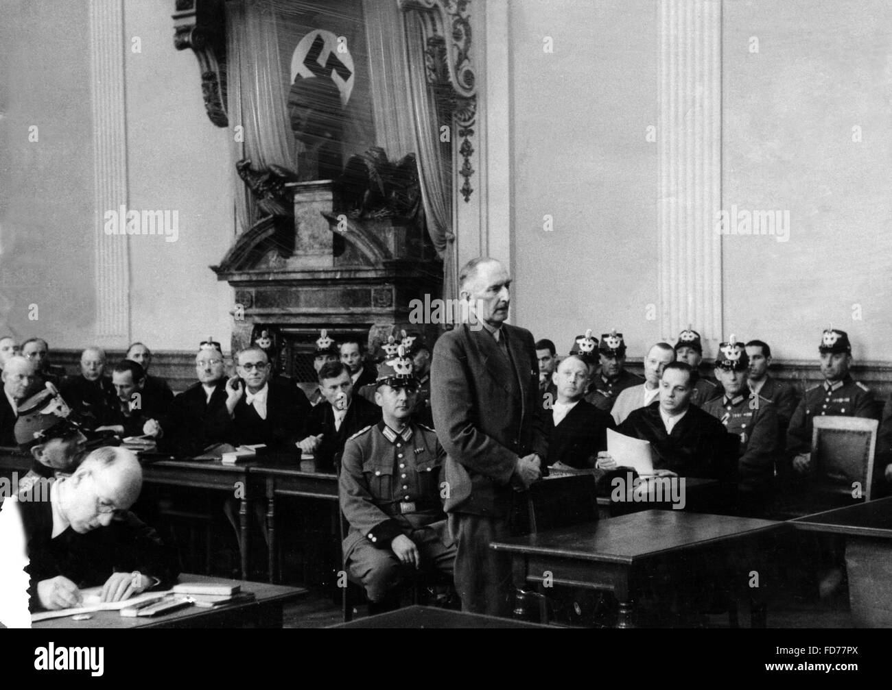 Erwin von Witzleben davanti al tribunale del popolo di Berlino, 1944 Foto Stock