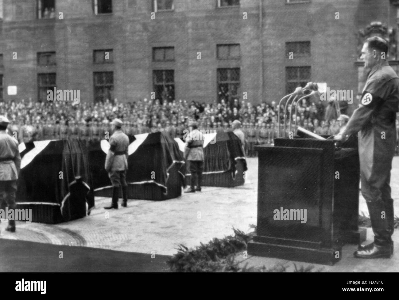 Rudolf Hess al funerale dei morti della Buergerbraeu attentato a Monaco di Baviera, 1939 Foto Stock