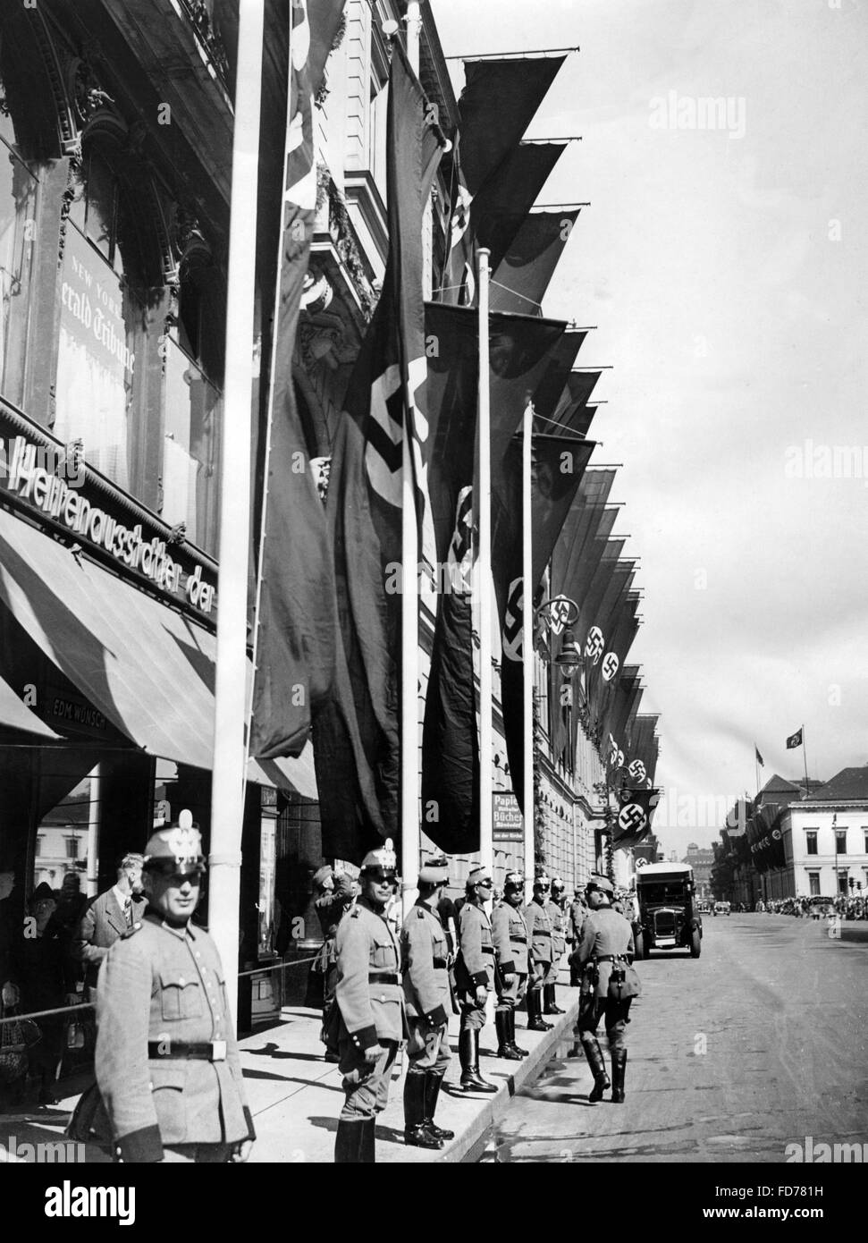 La Wilhelmstrasse decorato per la ricezione di Hitler a Berlino, 1940 Foto Stock