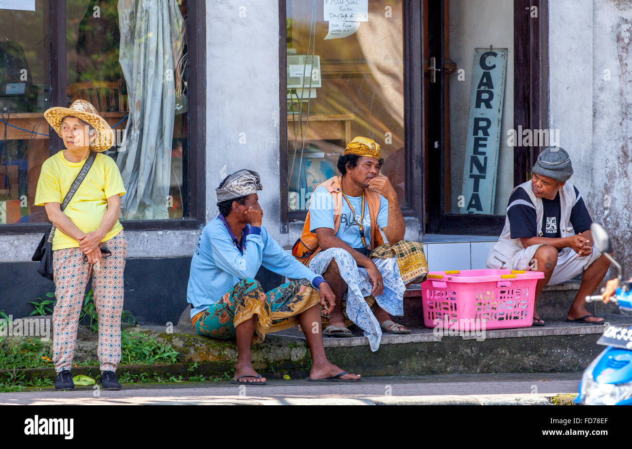 Bali persone in attesa davanti a un autonoleggio, cesto di rosso, il tempo e la noia, Via Scena, in Ubud, Bali, Indonesia, Asia Foto Stock