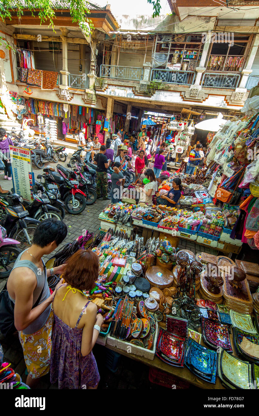 Mercato settimanale in Ubud con turisti e visitatori, giorno di mercato, Scene di strada, Mercato Ubud, Bali, Indonesia, Asia Foto Stock