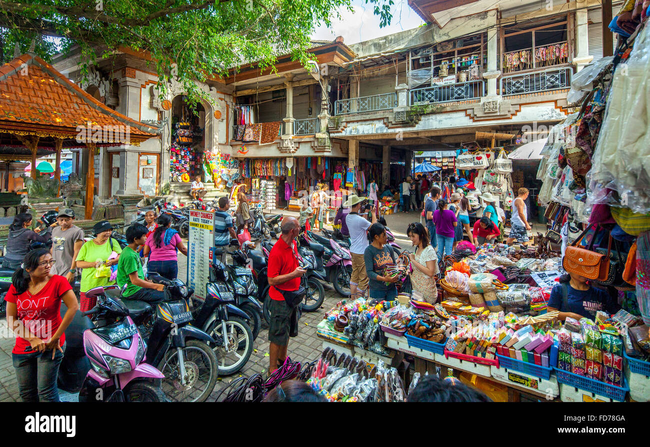 Mercato settimanale in Ubud con turisti e visitatori, giorno di mercato, Scene di strada, Mercato Ubud, Bali, Indonesia, Asia Foto Stock