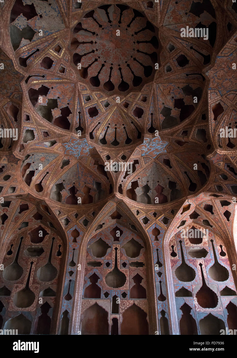 Celebre soffitto acustico nella stanza della musica di ali qapu palace, Provincia di Isfahan, Isfahan, Iran Foto Stock