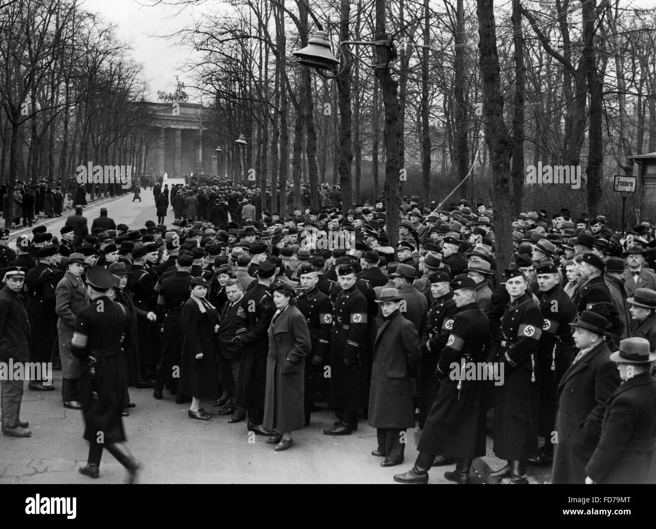 Gemeinschaftsempfang (public radio ascolto) di un discorso di Hitler, 1938 Foto Stock