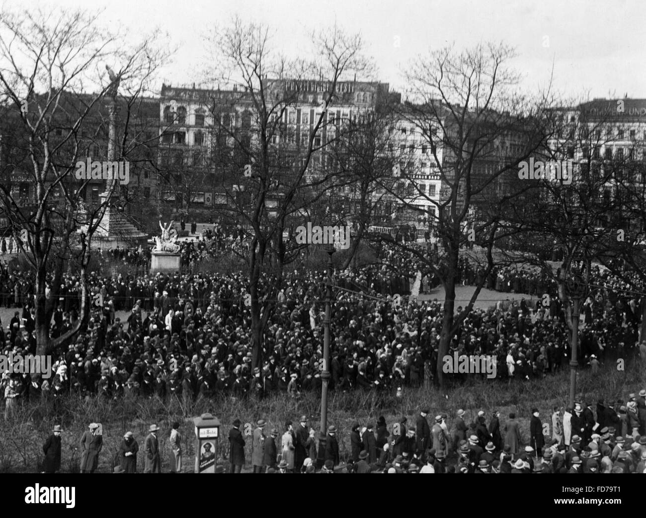Public radio ascolto al Belle Alliance Platz, 1933 Foto Stock