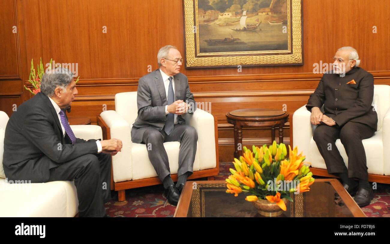 New Delhi, India. Il 28 gennaio, 2016. Primo Ministro indiano Narendra Modi saluta il Dottor Rafael Reif, Presidente del MIT come miliardario indiano Tata Atan guarda prima di una riunione del 28 gennaio 2016 a New Delhi, India. Foto Stock