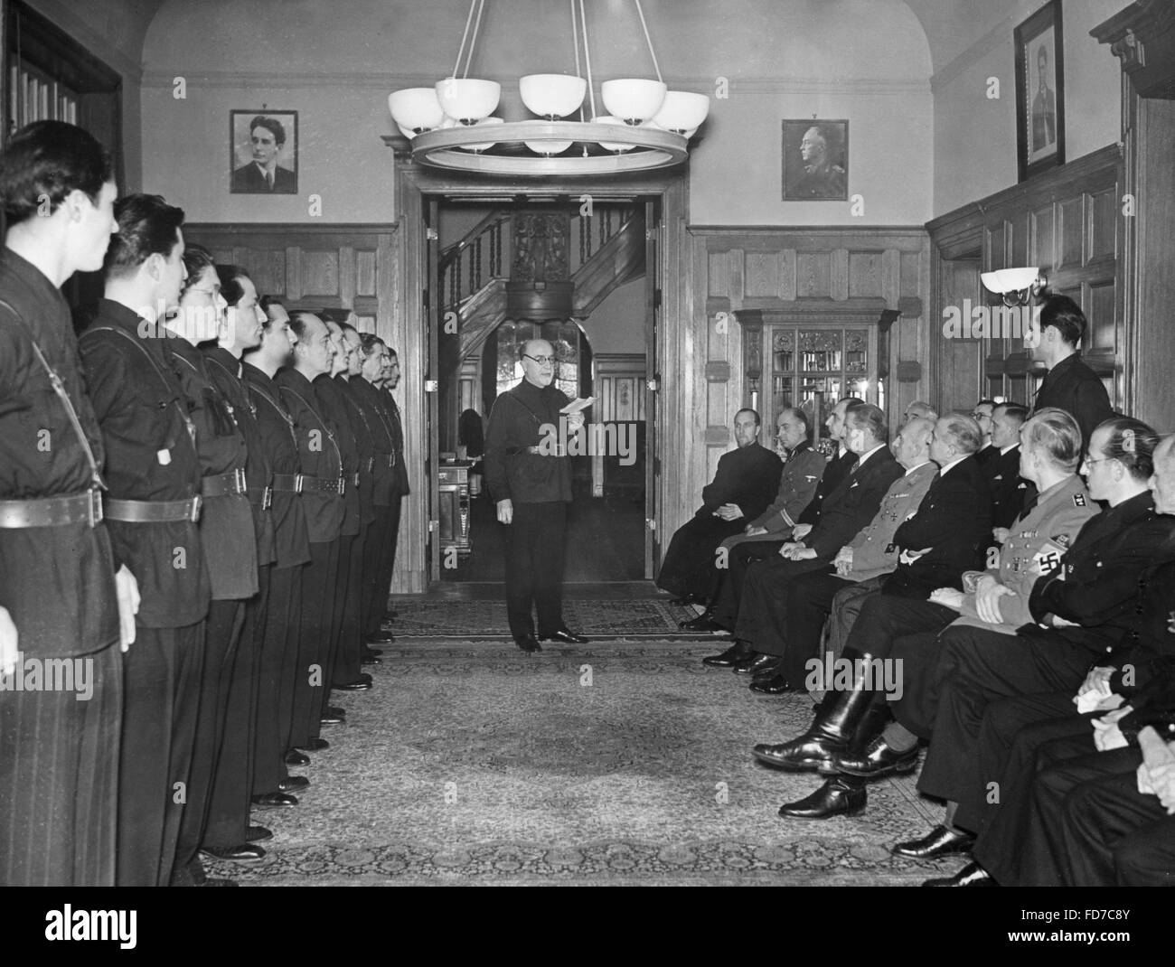 Sextil Puscariu presso un memoriale di servizio per la Mota e Marin a Berlino, 1941 Foto Stock