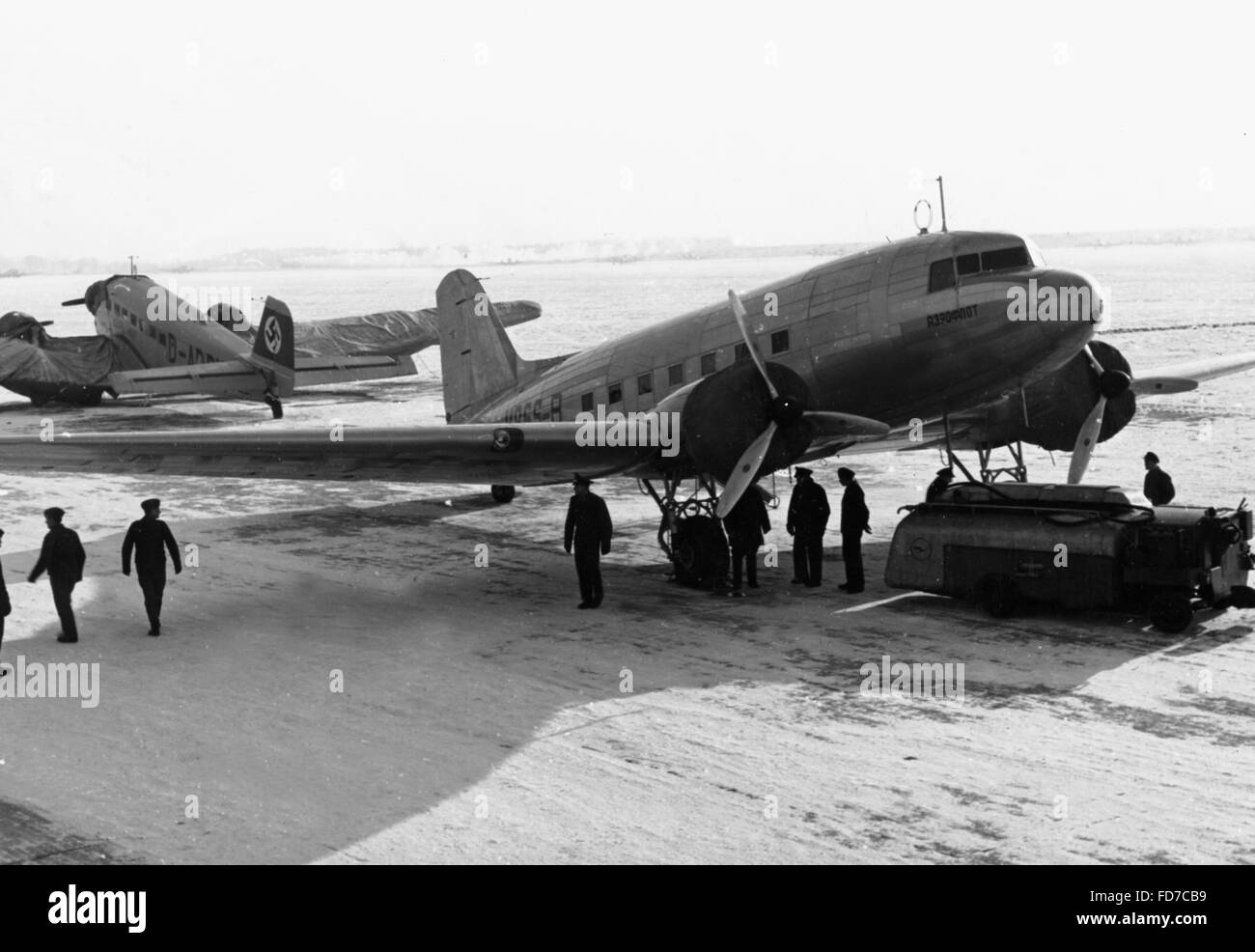 Primo atterraggio di un aereo sovietico presso l'aeroporto Tempelhof di Berlino, 1940 Foto Stock