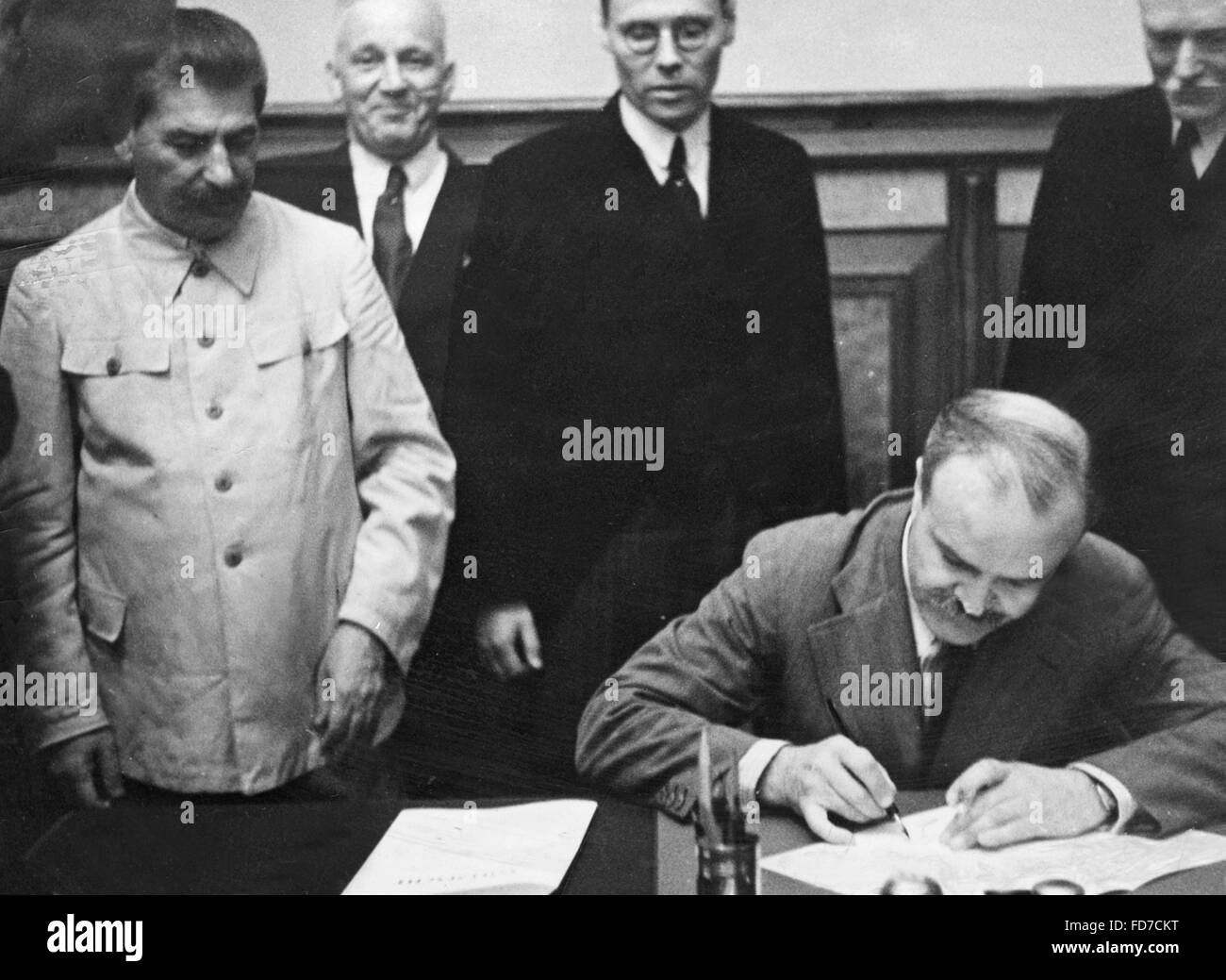 Molotov firma il patto Molotov-Ribbentrop, 23.8.1939 Foto Stock