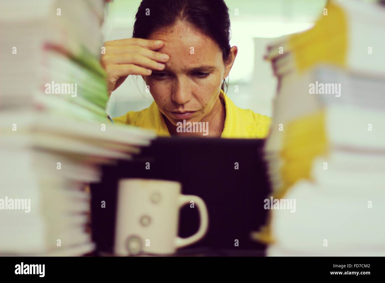 Donna stressante lavoro in ufficio Foto Stock