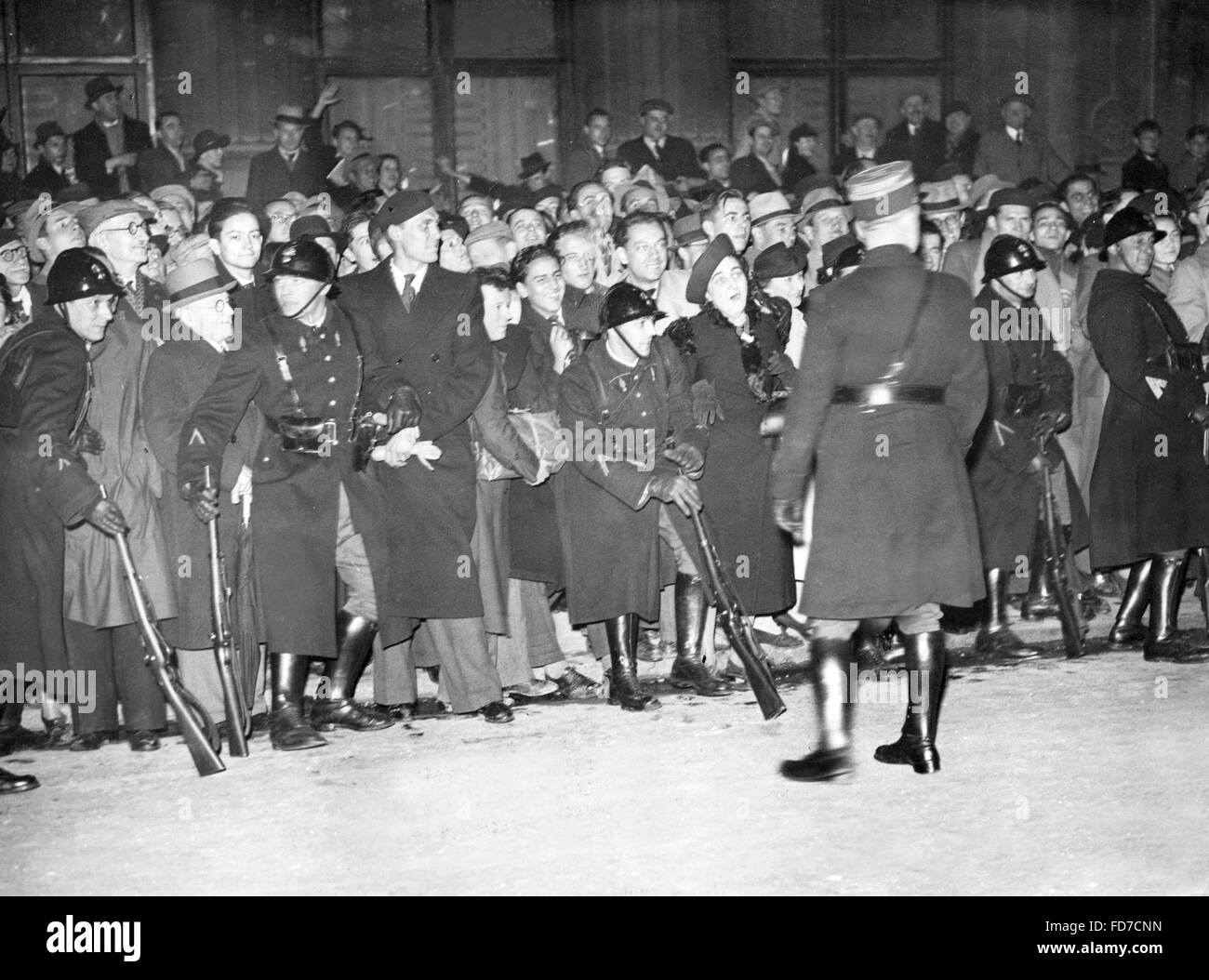 La folla a Parigi presso il ciambellano dell'arrivo, 1938 Foto Stock