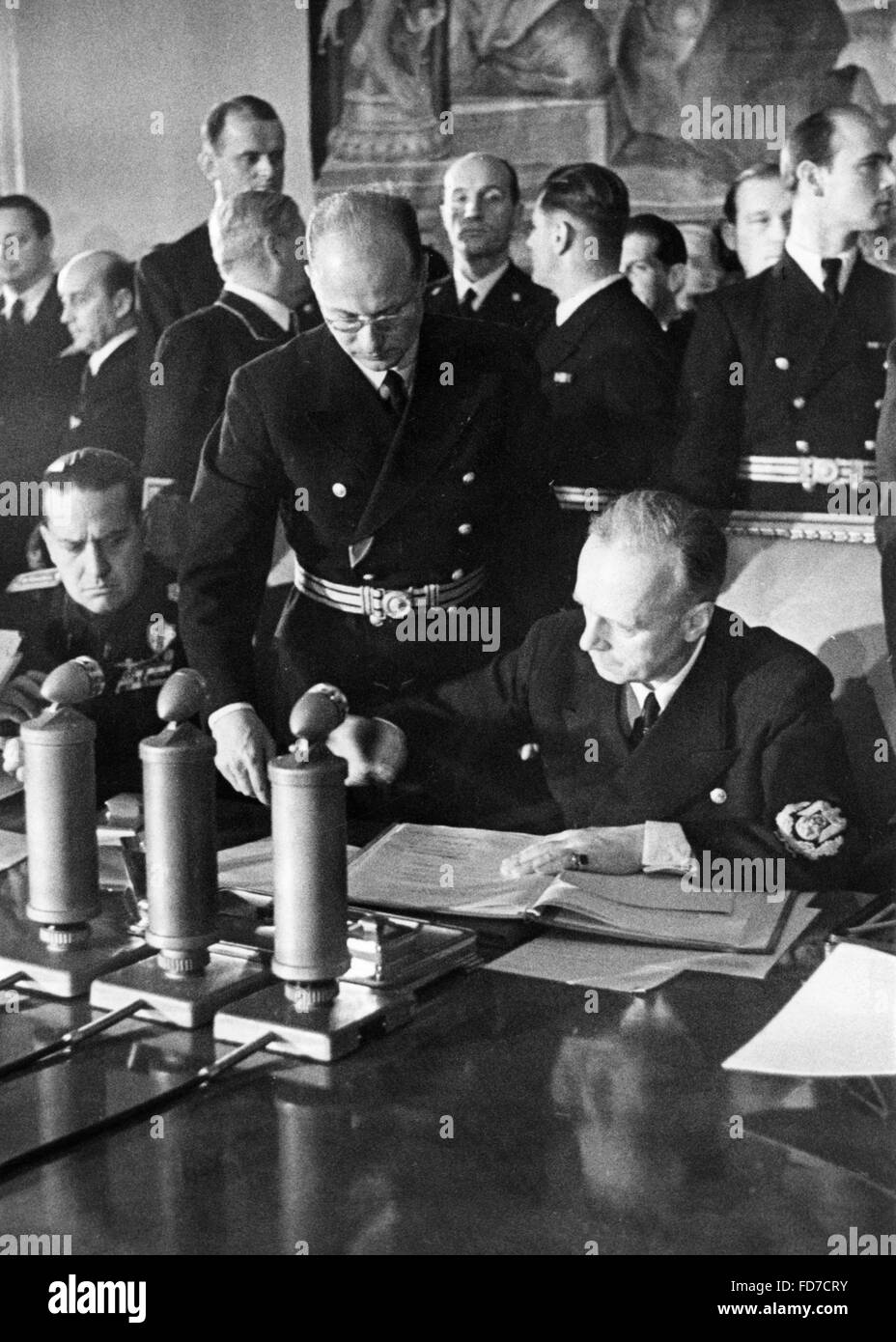 Ciano e Ribbentrop durante l'estensione del Patto Anti-Comintern, 25.11.1941 Foto Stock
