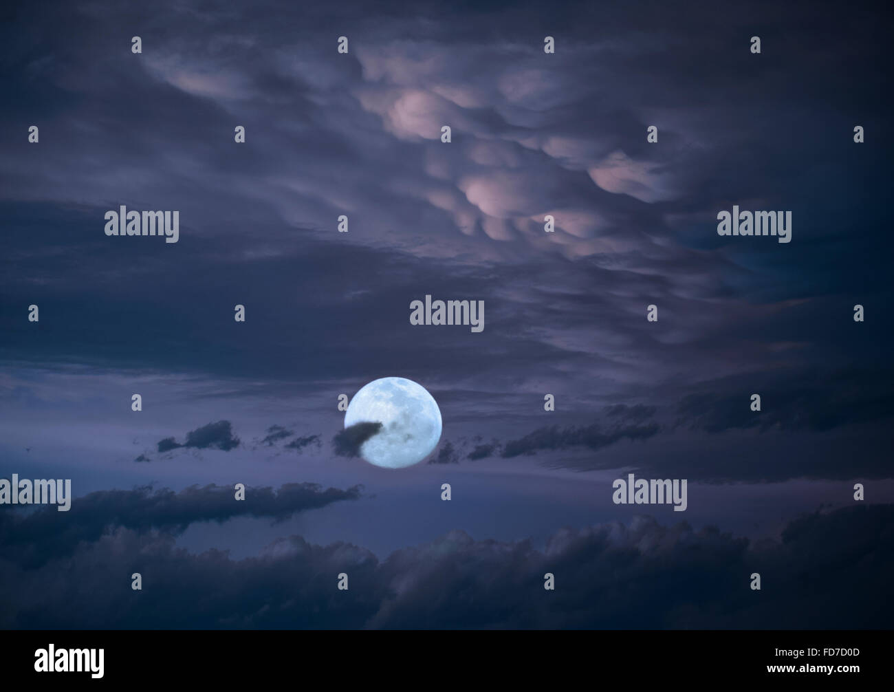 Luna piena con le nuvole nella notte di tempesta sky sky Foto Stock