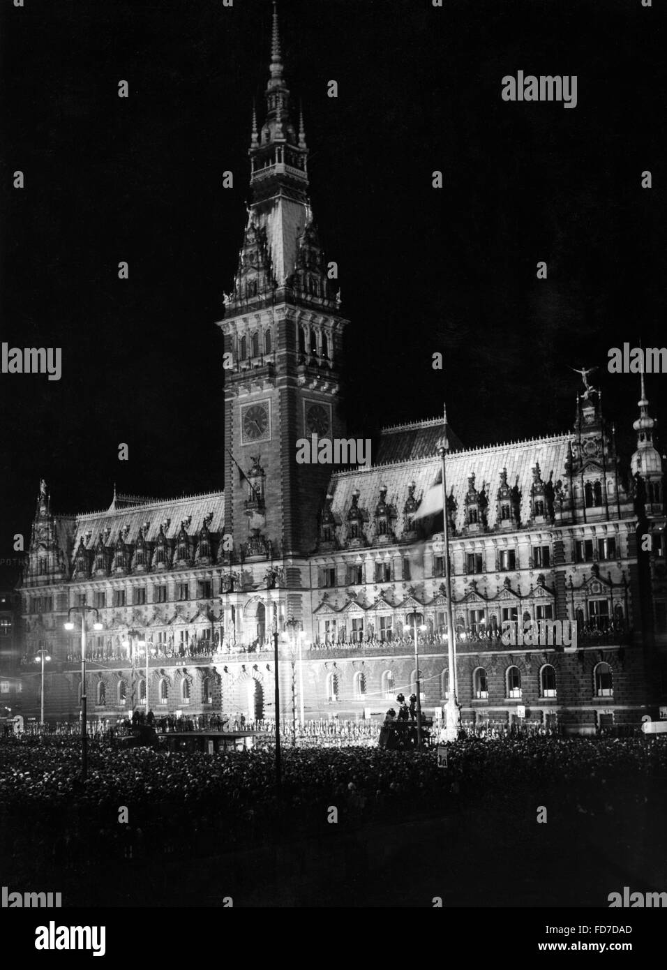 Hamburg City Hall durante un discorso di campagna di Hitler, 1934 Foto Stock