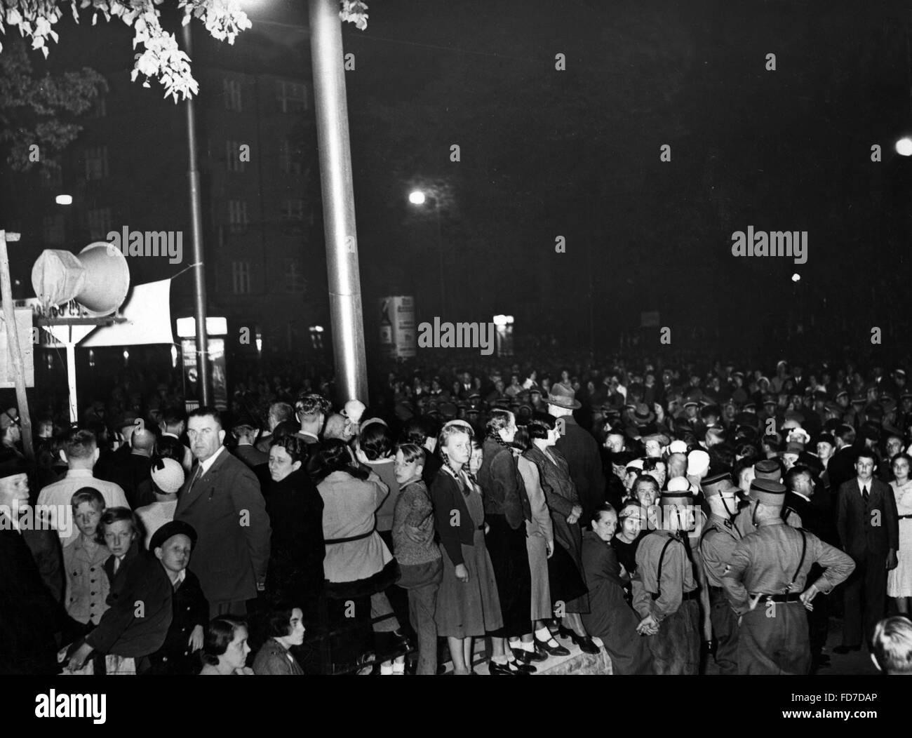 Popolo di Berlino durante un discorso trasmesso di Hitler sul referendum nel 1934 Foto Stock