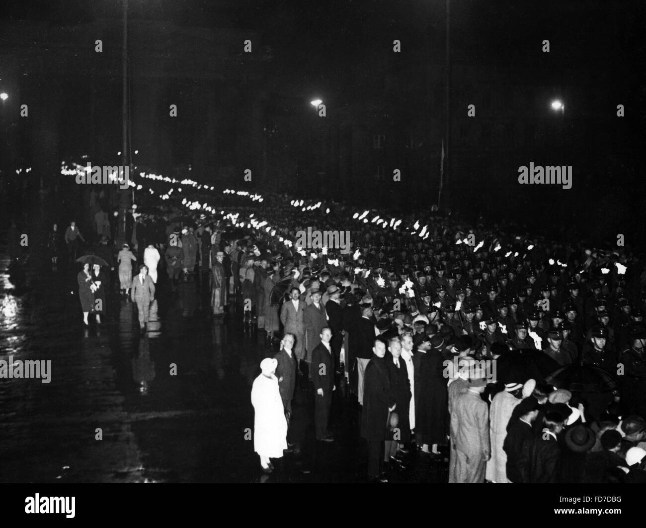 Il viale Unter den Linden: Fiaccolata di SA al referendum sul capo di stato del Reich tedesco, 1934 Foto Stock