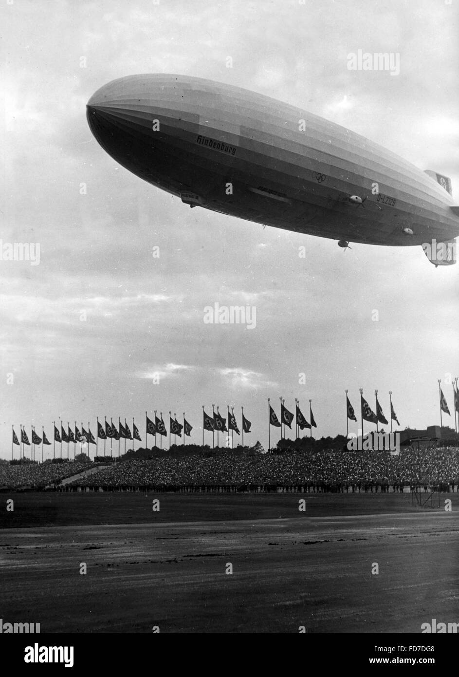 Hindenburg al di sopra del campo di Zeppelin durante il Rally di Norimberga, 1936 Foto Stock