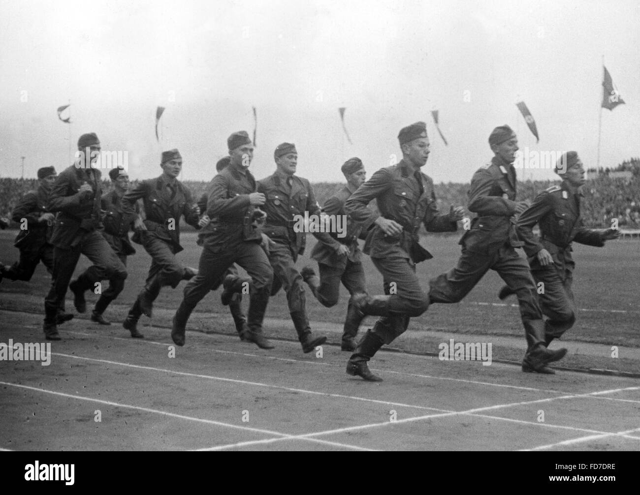 1500 metri patrol run di RAD membri durante il NS Kampfspiele (nazista Giochi competitivi), 1937 Foto Stock