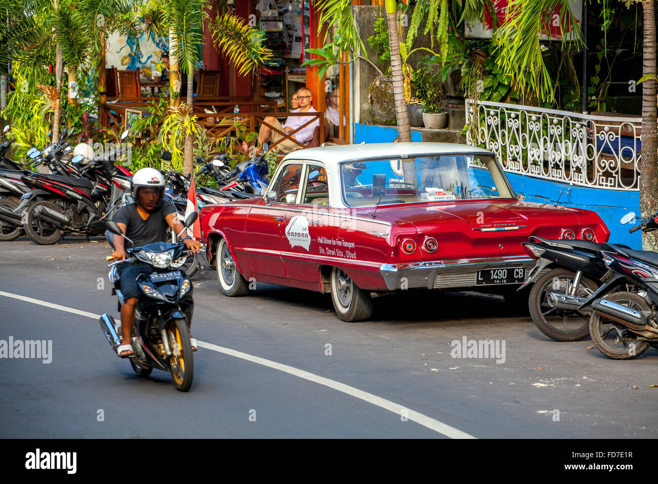 Red Chevrolet Biscayne al di fuori di un cafe in Ubud, Via Scena, in Ubud, Bali, Indonesia, Asia Foto Stock