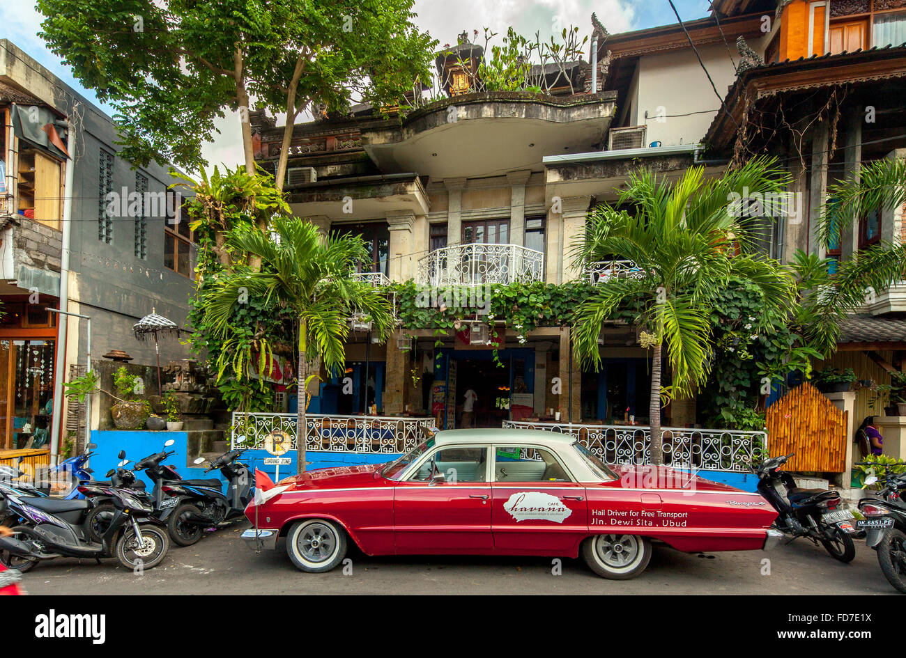 Red Chevrolet Biscayne al di fuori di un cafe in Ubud, Via Scena, in Ubud, Bali, Indonesia, Asia Foto Stock