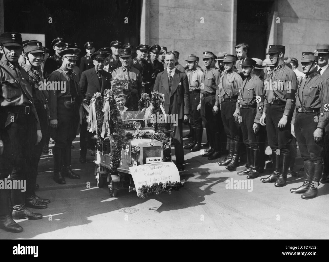 I bambini in un decorato auto, dietro Joseph Goebbels, 1934 Foto Stock