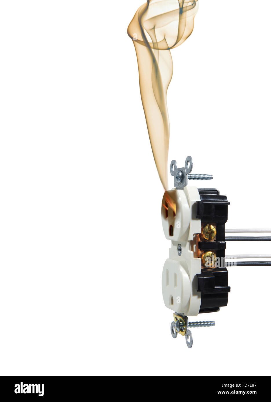 Studio shot del fuoco e del fumo da una presa elettrica Foto Stock