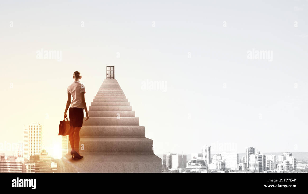 Imprenditrice a piedi fino alla scalinata porta in cielo Foto Stock