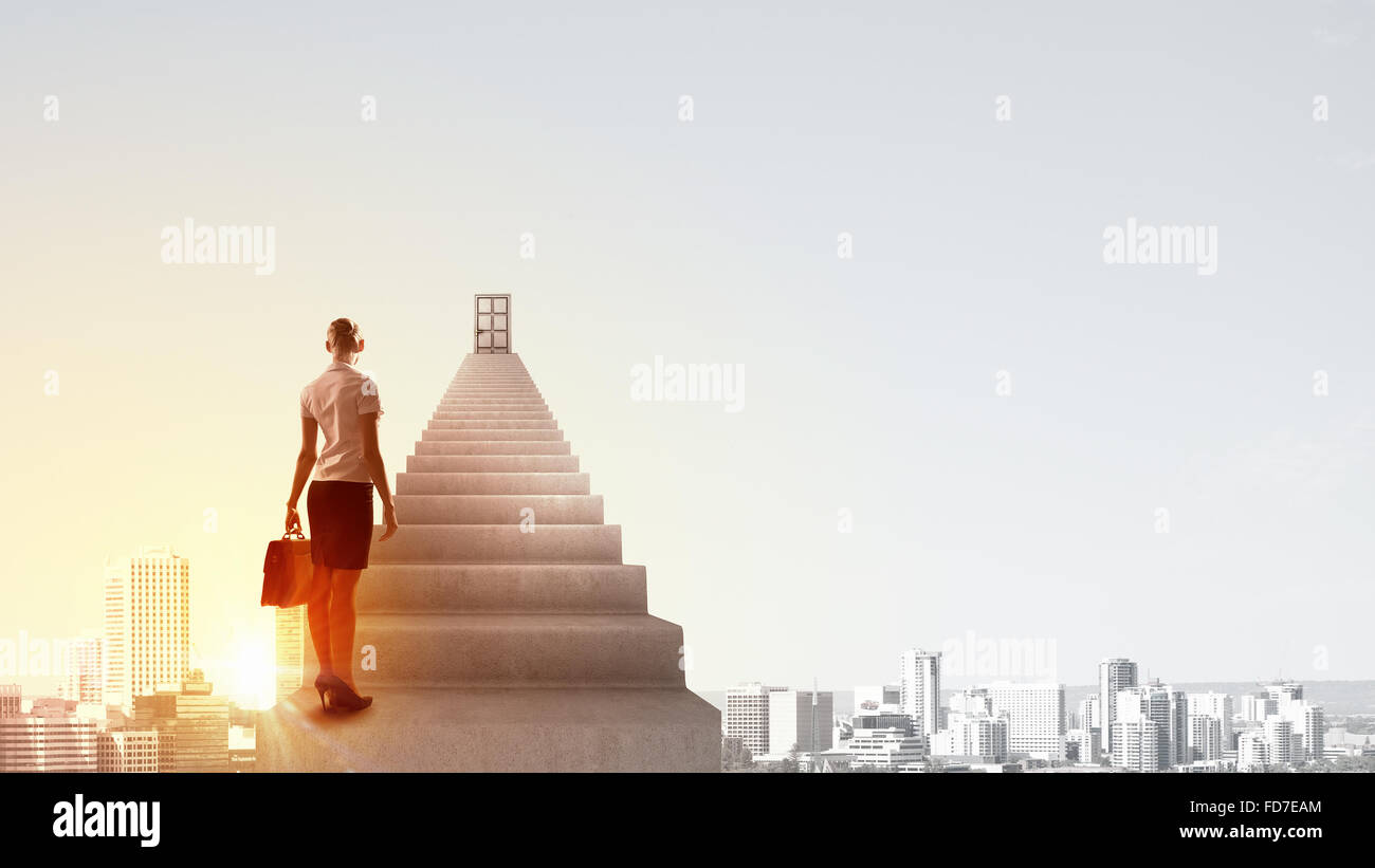 Imprenditrice a piedi fino alla scalinata porta in cielo Foto Stock
