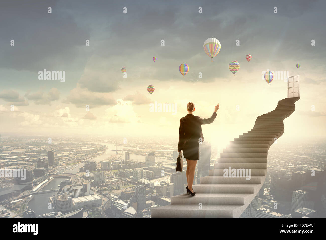 Imprenditrice a piedi fino alla scalinata porta in cielo Foto Stock