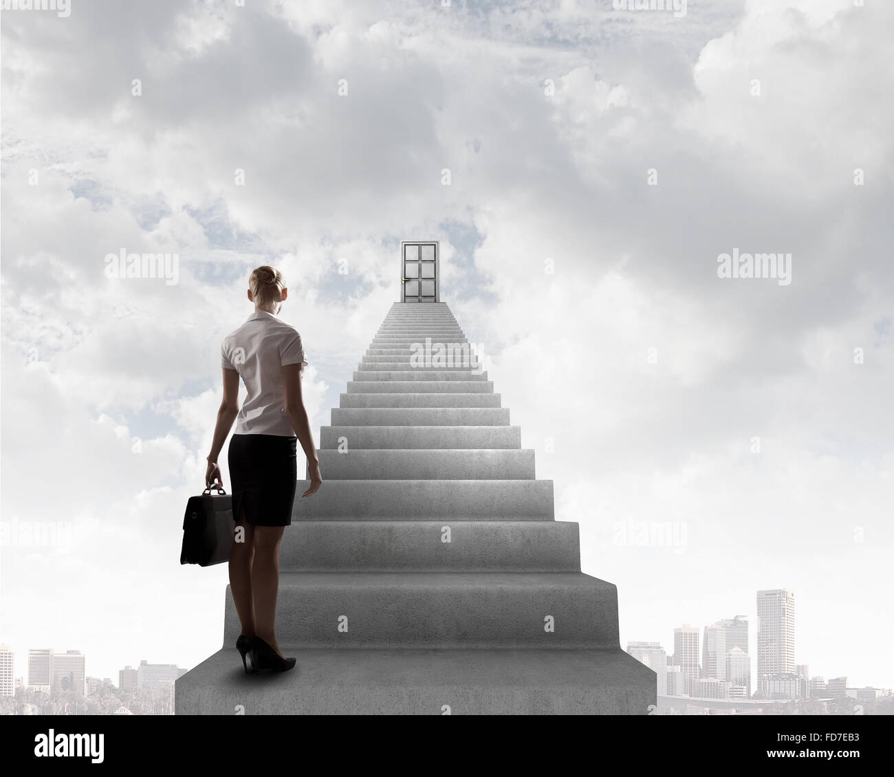 Imprenditrice a piedi fino alla scalinata porta in cielo Foto Stock