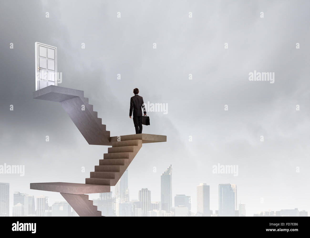 Imprenditore a piedi fino alla scalinata porta in cielo Foto Stock