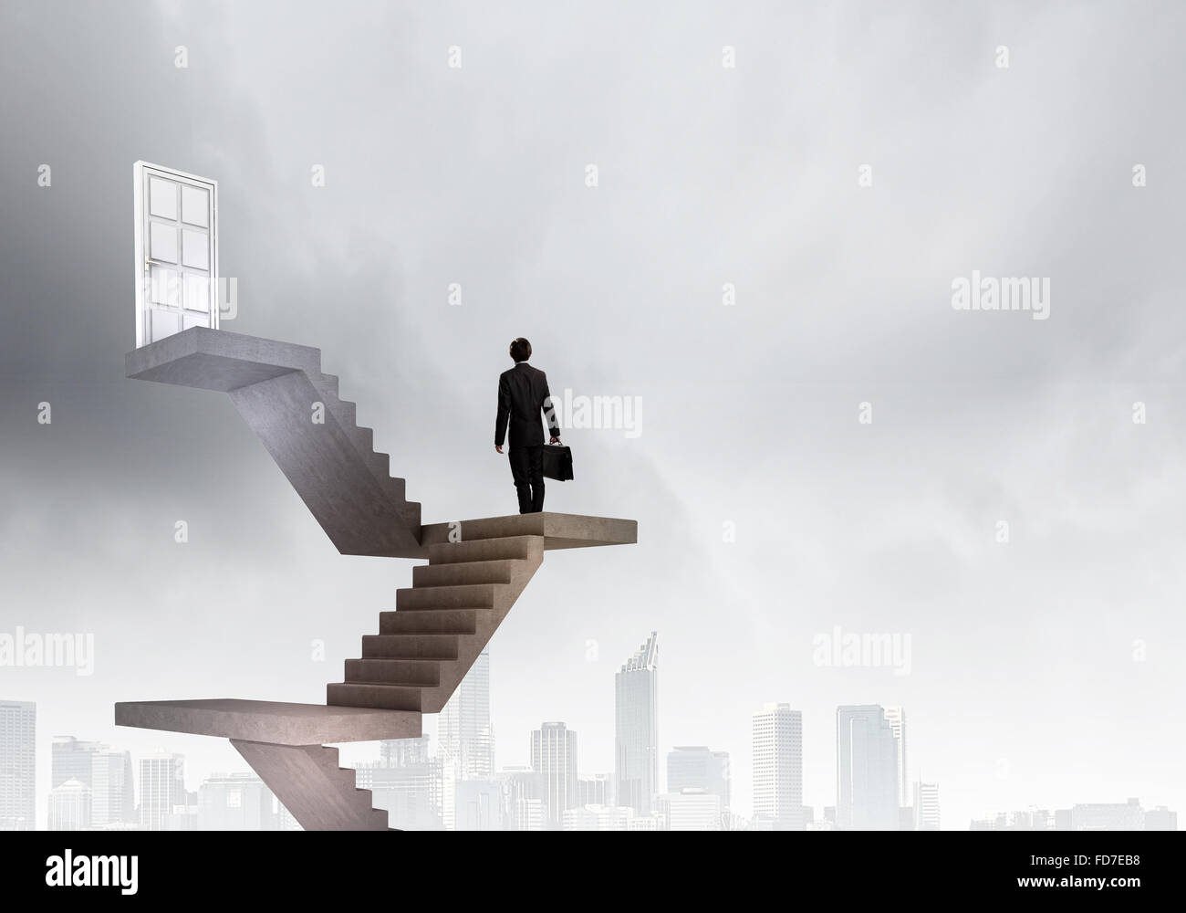 Imprenditore a piedi fino alla scalinata porta in cielo Foto Stock