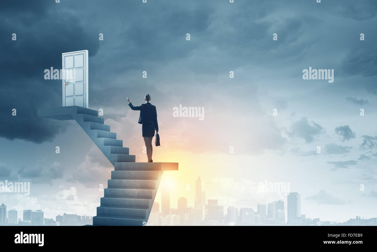 Imprenditrice a piedi fino alla scalinata porta in cielo Foto Stock