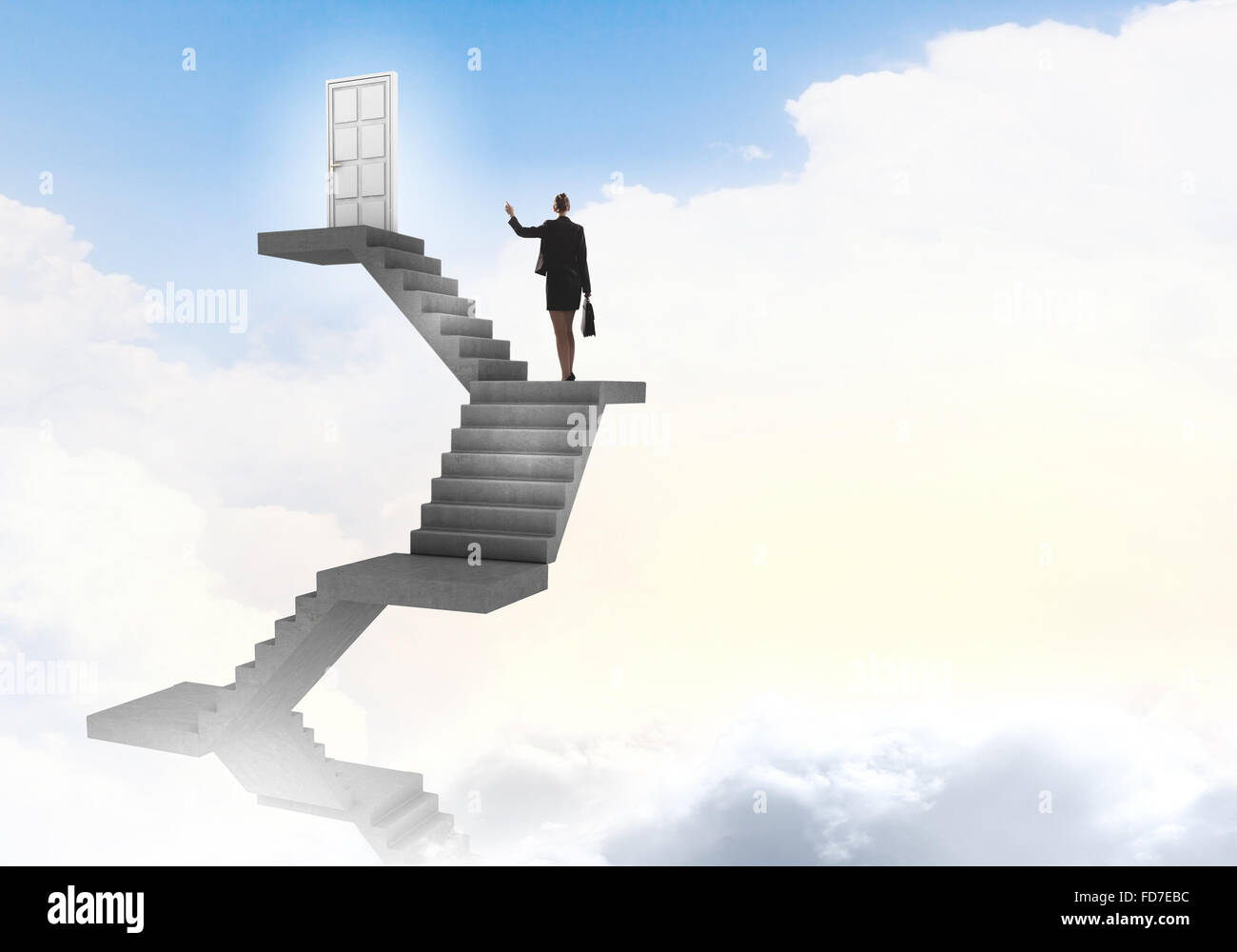 Imprenditrice a piedi fino alla scalinata porta in cielo Foto Stock