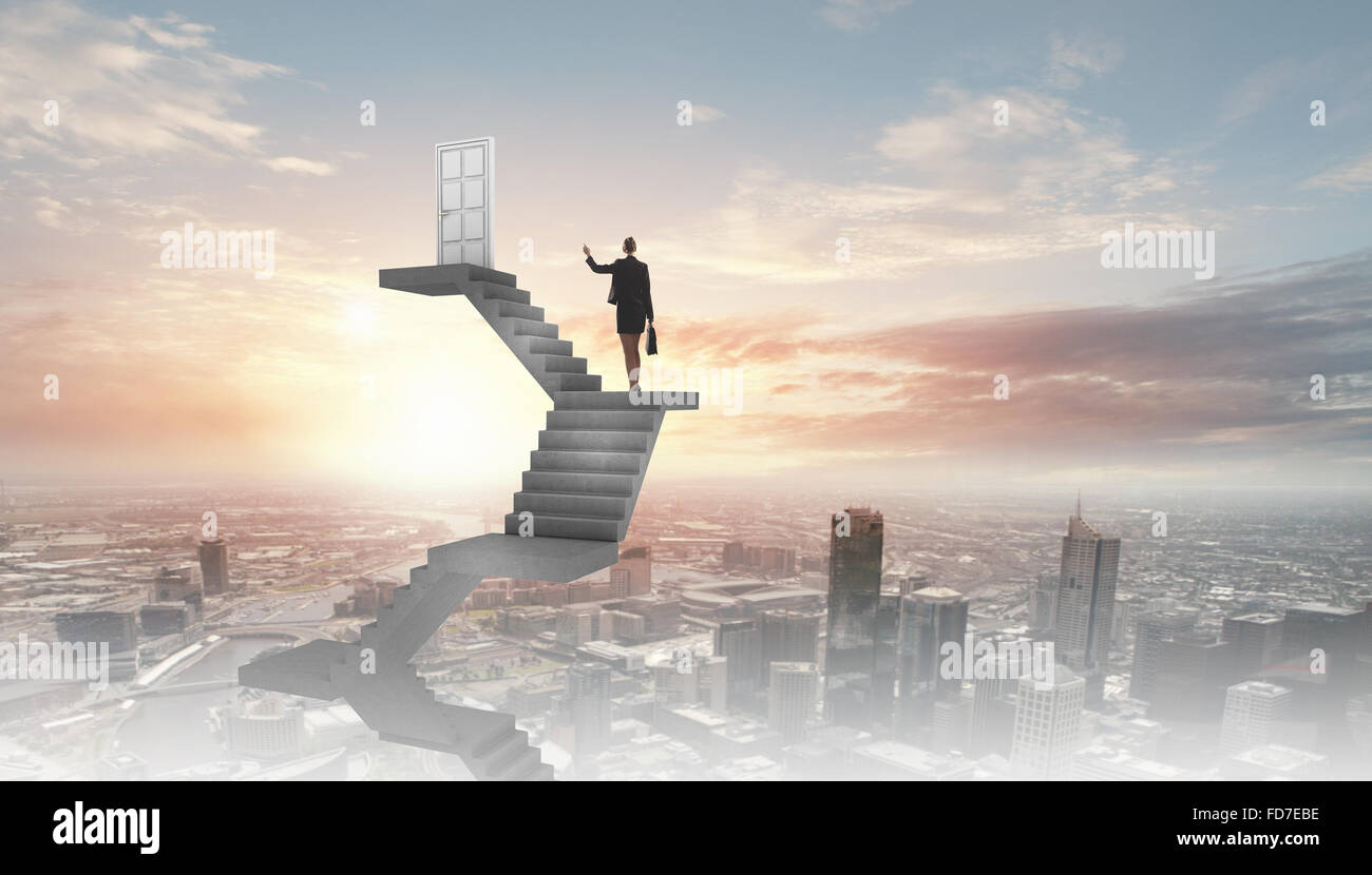 Imprenditrice a piedi fino alla scalinata porta in cielo Foto Stock