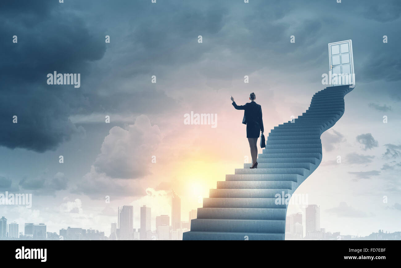 Imprenditrice a piedi fino alla scalinata porta in cielo Foto Stock