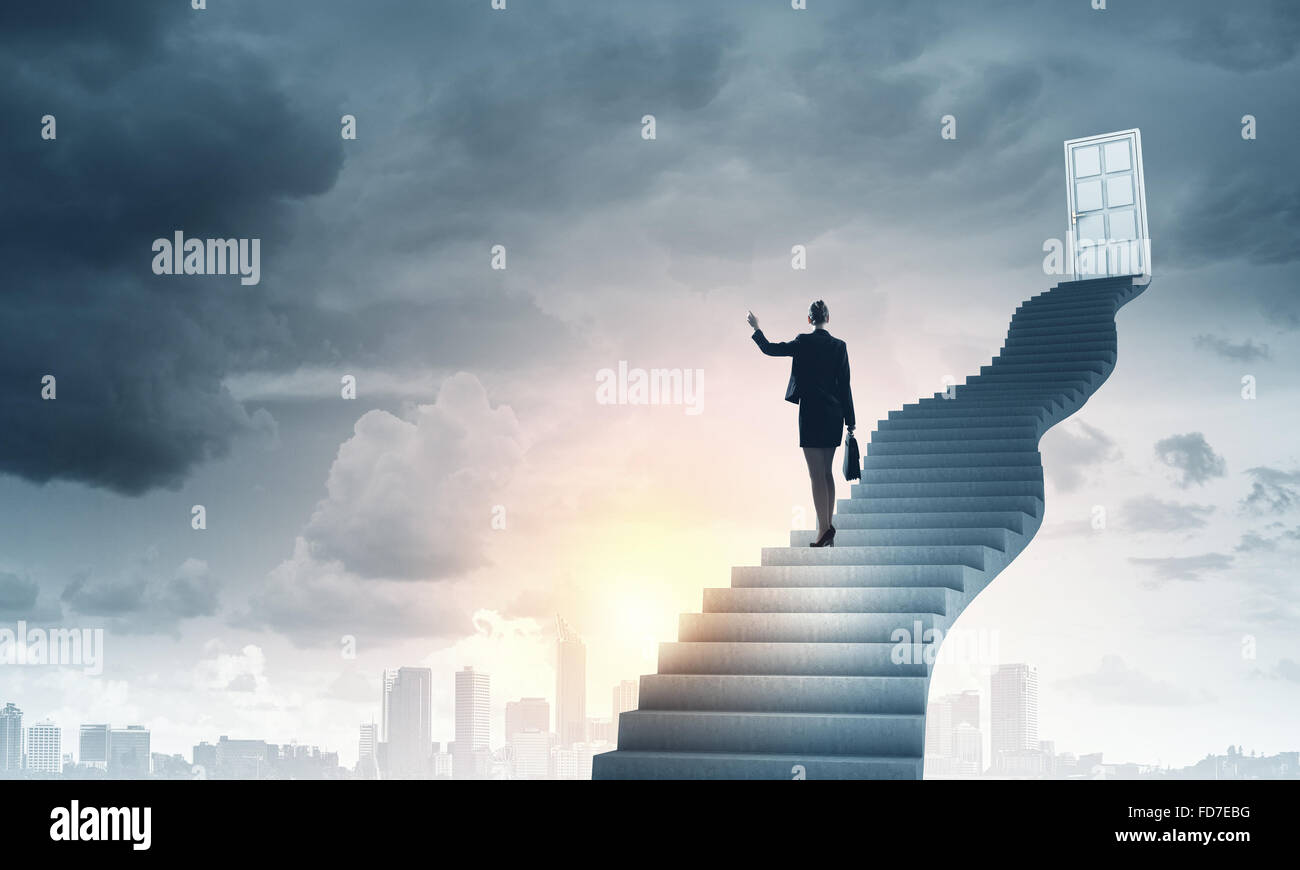 Imprenditrice a piedi fino alla scalinata porta in cielo Foto Stock