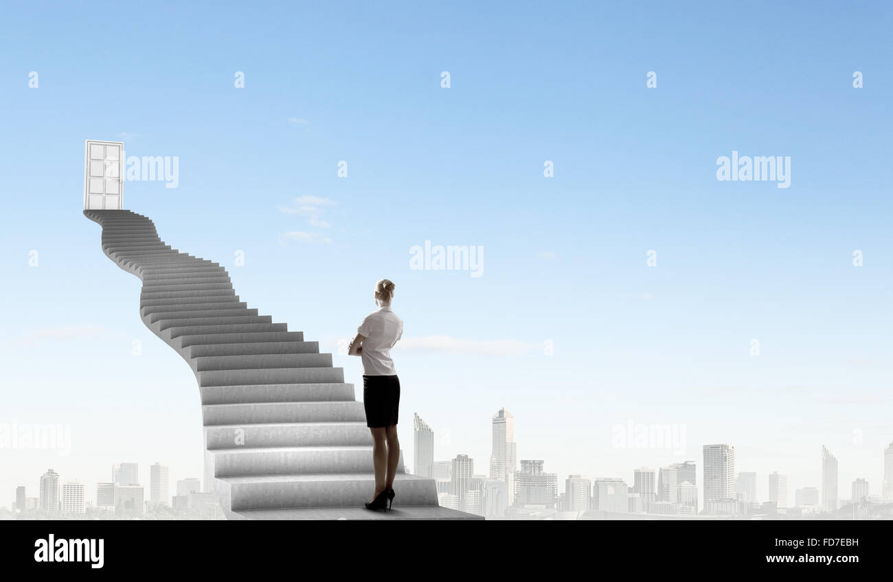 Imprenditrice a piedi fino alla scalinata porta in cielo Foto Stock