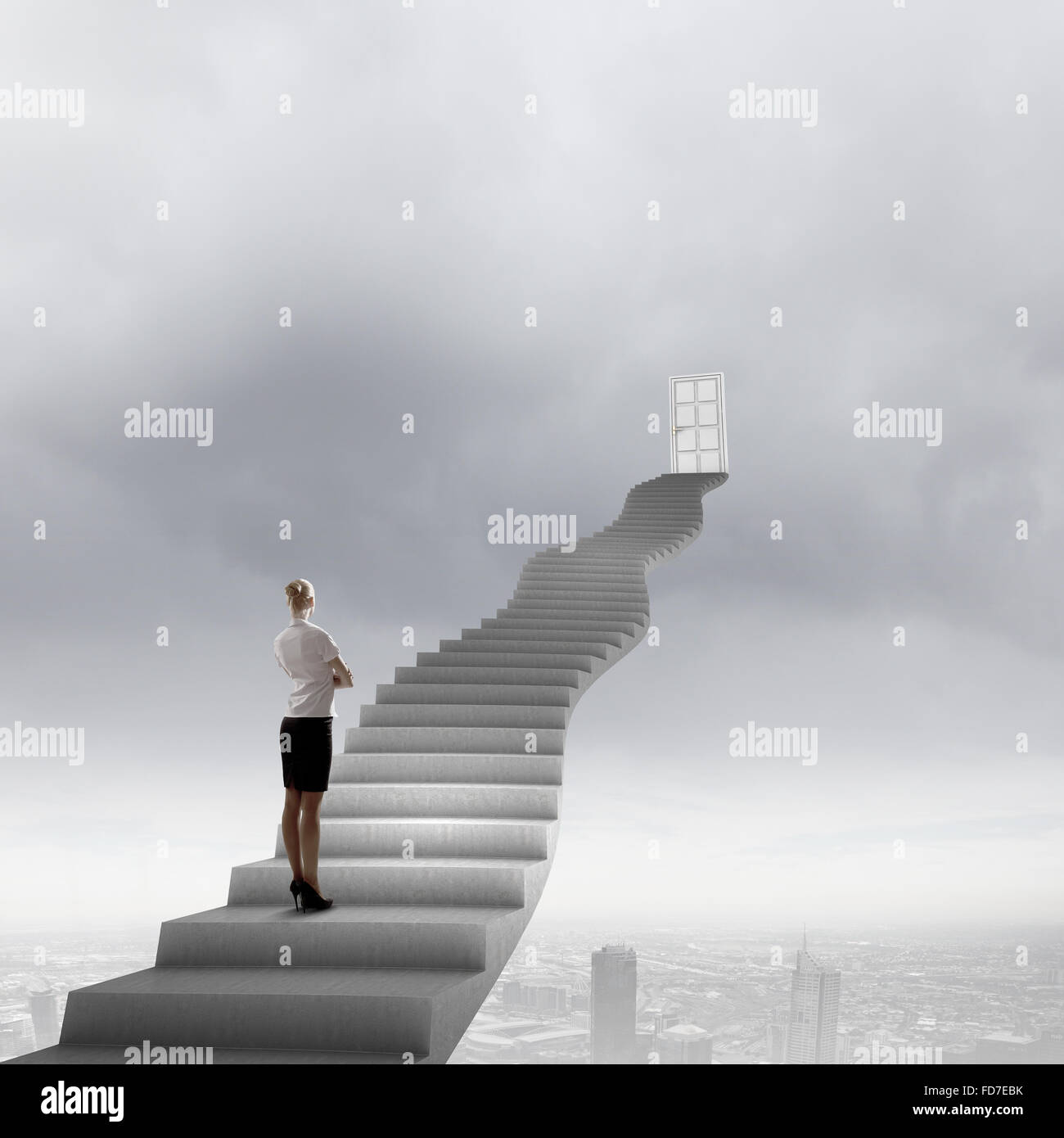 Imprenditrice a piedi fino alla scalinata porta in cielo Foto Stock