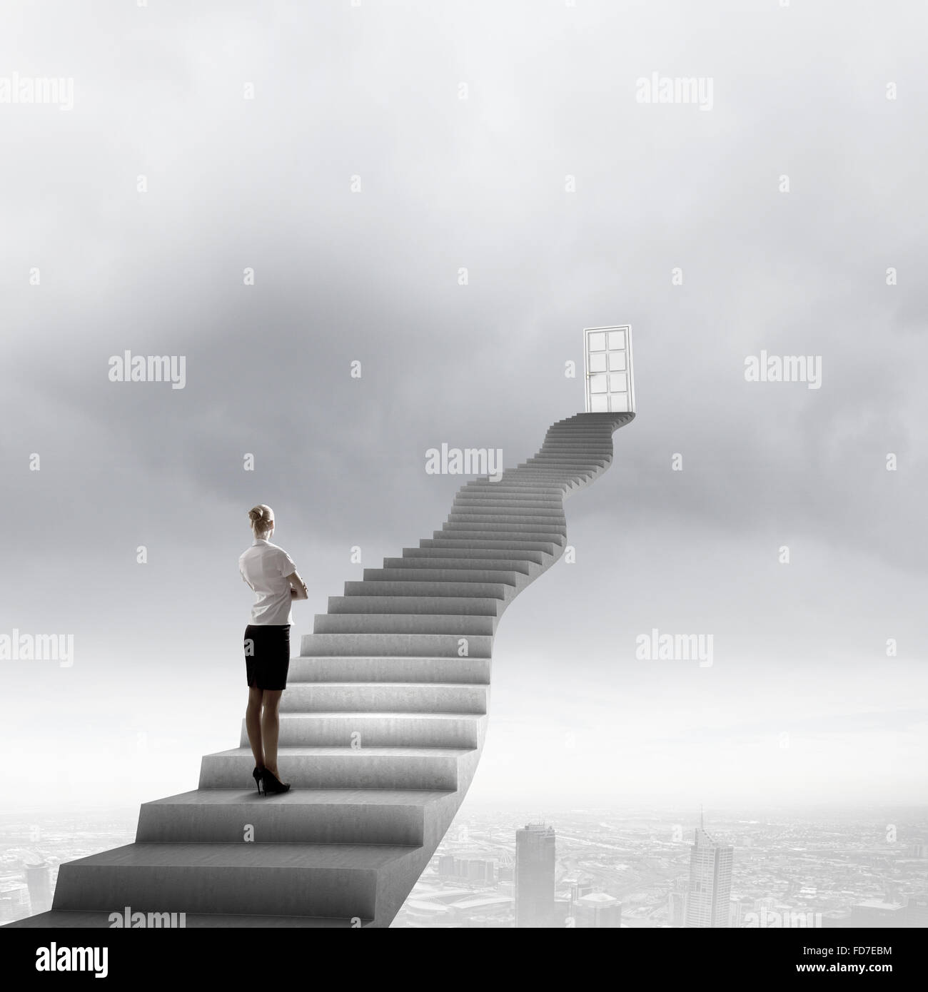 Imprenditrice a piedi fino alla scalinata porta in cielo Foto Stock