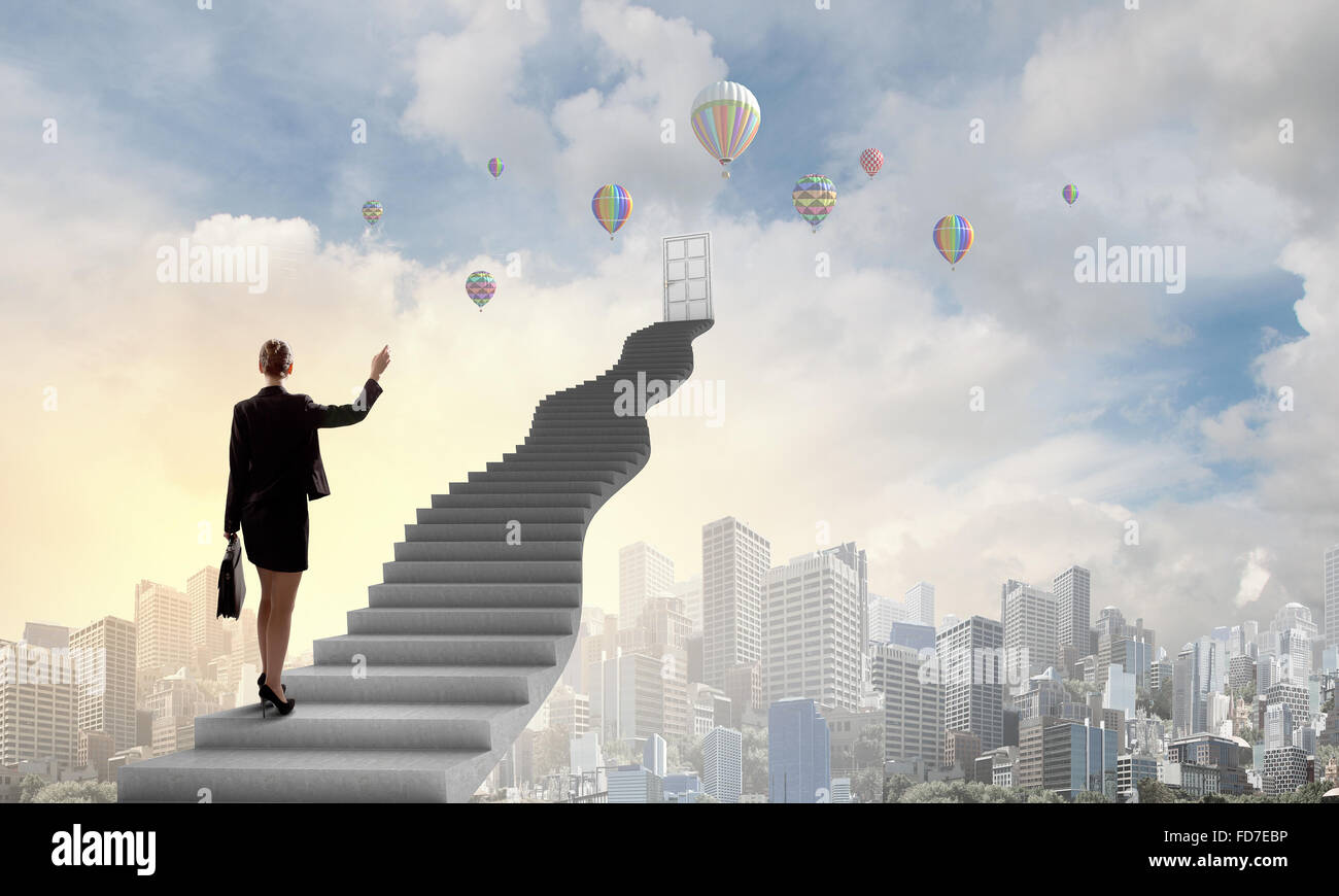 Imprenditrice a piedi fino alla scalinata porta in cielo Foto Stock