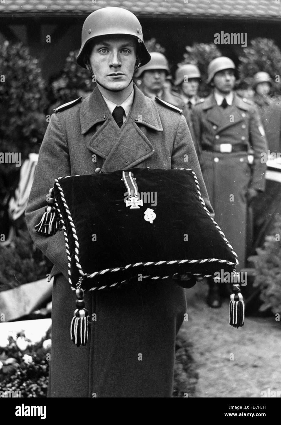 Assegnazione postuma della croce di ferro al Luftwaffe ausiliare nella Berlino, 1943 Foto Stock