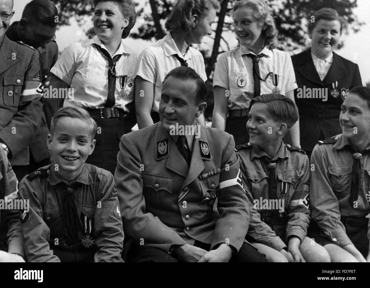 Artur Axmann con HJ e BdM membri ad Amburgo, 1943 Foto Stock